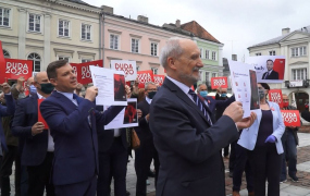 Stanęli murem za Dudą w Rynku Trybunalskim 